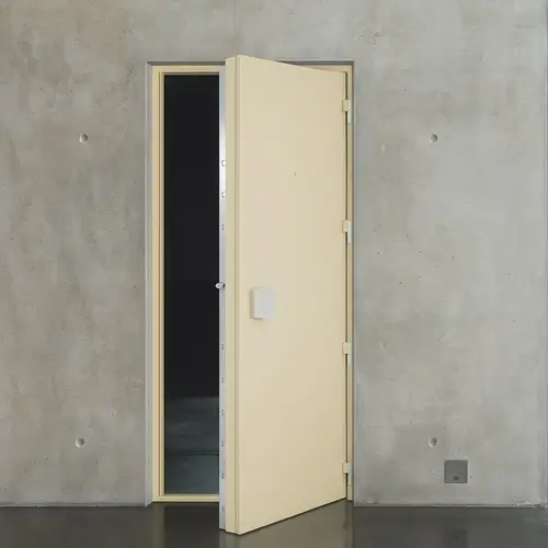 Vue sur une porte blindée anti-effraction jaune clair entrouverte.