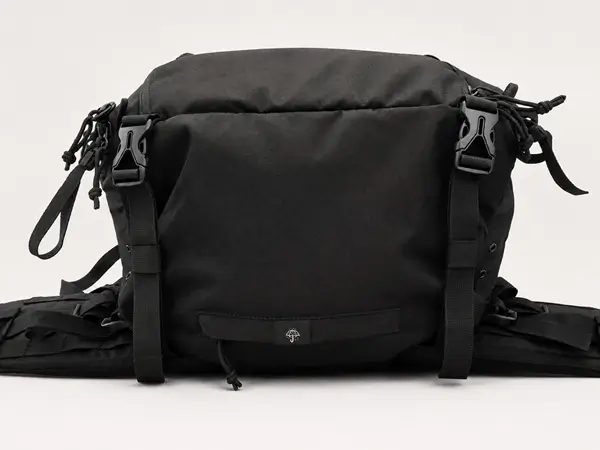 Sangles de chargement sous le sac à dos tactique Auroch.