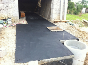 Bunker souterrain dans la roche.