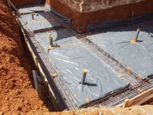 Radier type de bunker sur mesure NRBC : coffrage, graviers, film polyane.