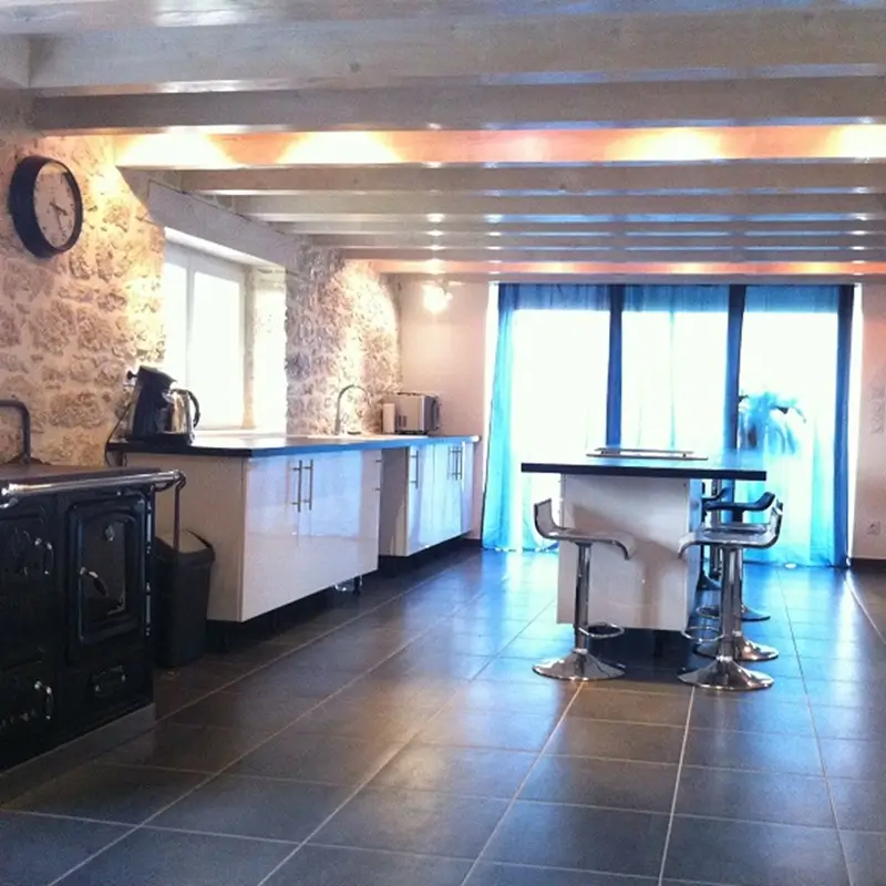 Cuisine moderne aménagée au-dessus d’un bunker enterré, refuge sécurisé totalement invisible au quotidien.