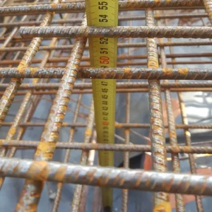 Ferraillage serré d’un radier de bunker privé avec triple nappe en sol argilo calcaire.