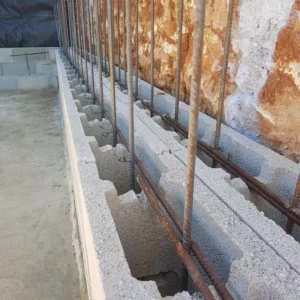 Mur en blocs à bancher ferraillés pour un bunker privé en béton armé vibré de 40 cm d'épaisseur.