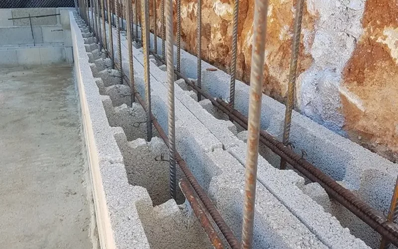 Mur en blocs à bancher ferraillés pour un bunker privé en béton armé vibré de 40 cm d'épaisseur.