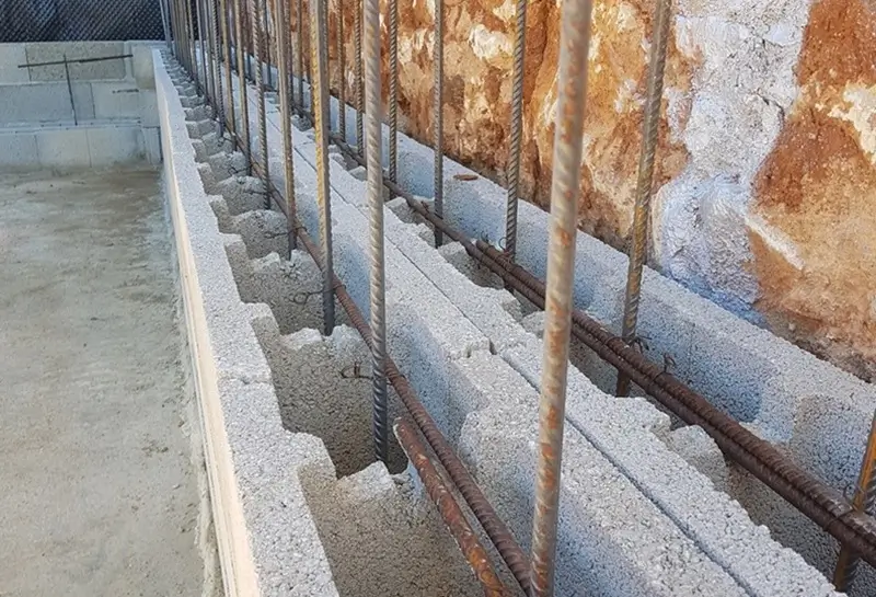 Mur en blocs à bancher ferraillés pour un bunker privé en béton armé vibré de 40 cm d'épaisseur.